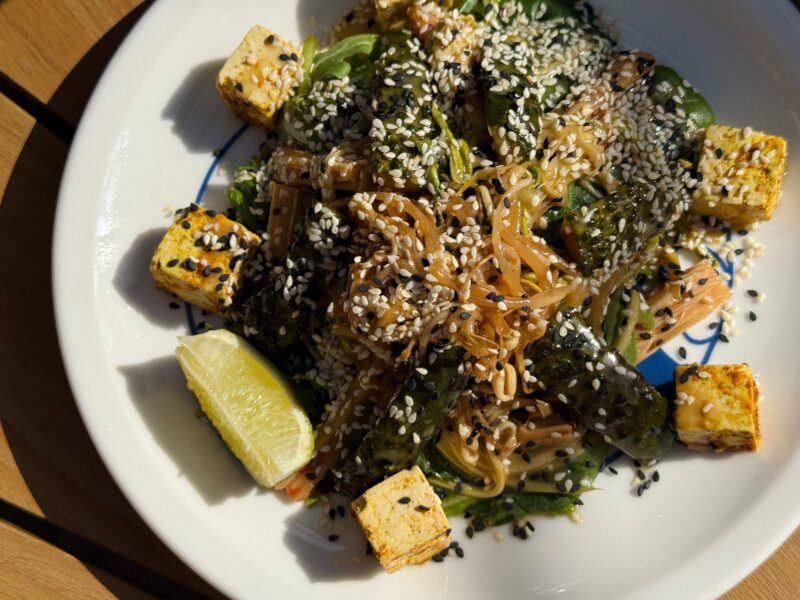 Salad with tofu and smashed vegetables