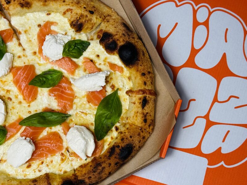 Піца вершкова з лососем